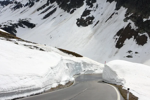 Dağlarda yol — Stok fotoğraf