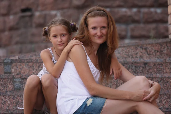 Madre con hija al aire libre — Foto de Stock