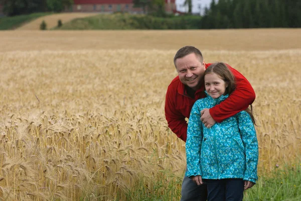 Papà con figlia all'aperto — Foto Stock