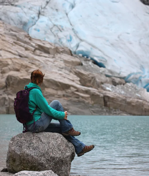 Jente ser på isbreen – stockfoto
