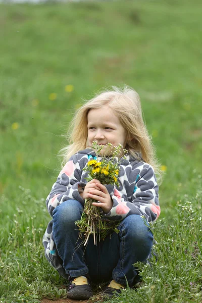 Girl with dandelions — Stock Photo, Image