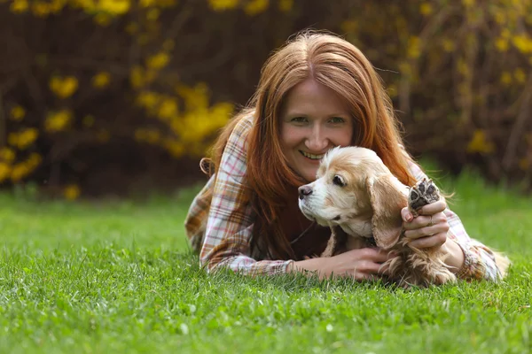 Meisje en hond — Stockfoto