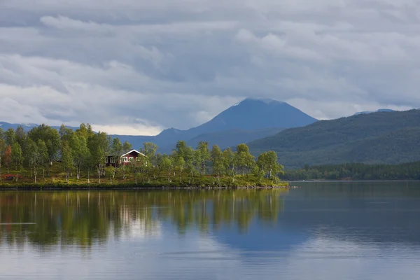 Trähus på en sjö-kusten — Stockfoto