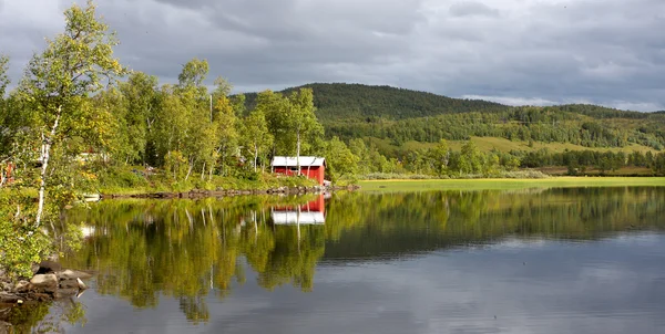 Wooden houses on a lake coast — Stock Photo, Image