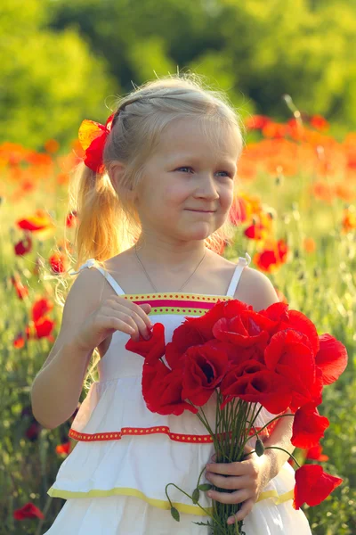 Ragazza con papaveri — Foto Stock