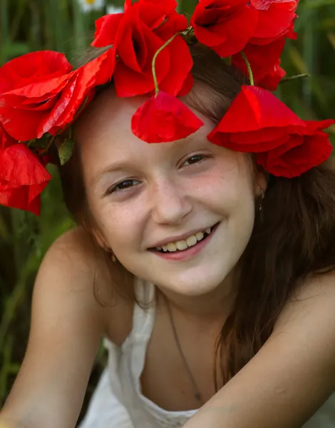 Ragazza con papaveri — Foto Stock