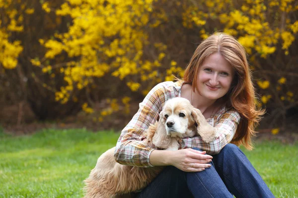 Mädchen und Hund — Stockfoto