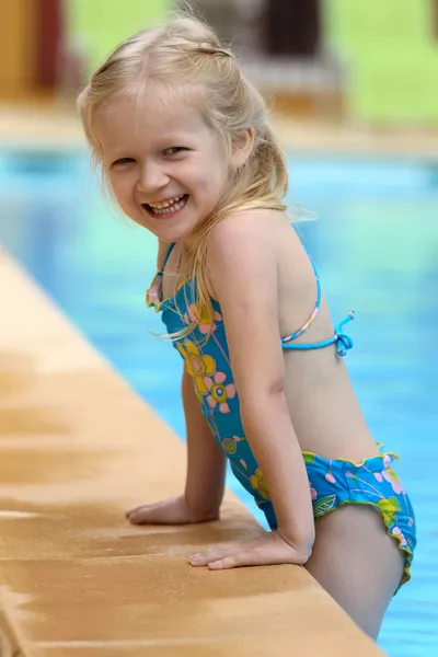 Chica cerca de la piscina al aire libre — Foto de Stock