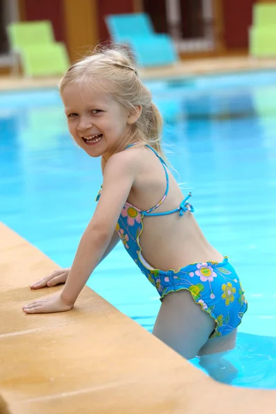 Meisje in de buurt van de openlucht zwembad — Stockfoto