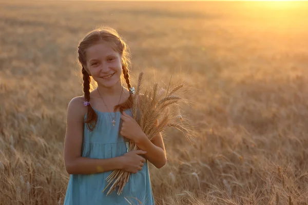 Fille sur un champ de blé — Photo