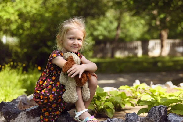 Meisje op de aard — Stockfoto