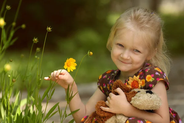 Girl at the nature — Stock Photo, Image