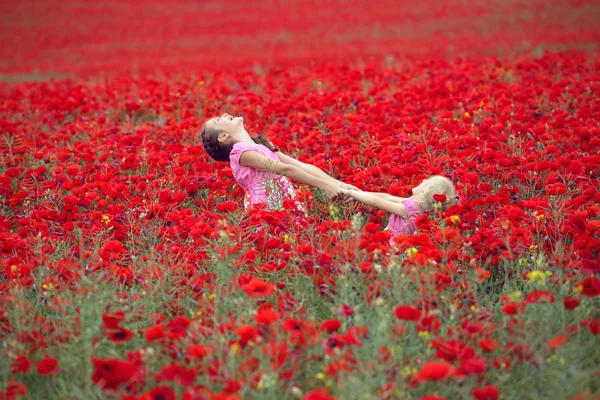 Filles avec des coquelicots — Photo