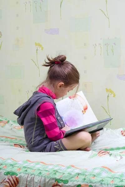 Bambino che legge un libro — Foto Stock