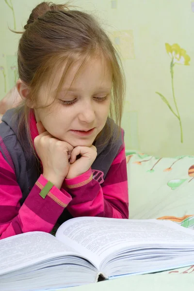 Bambino che legge un libro — Foto Stock