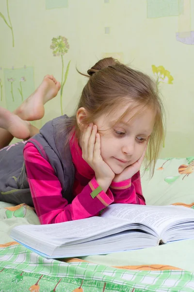 Bambino che legge un libro — Foto Stock