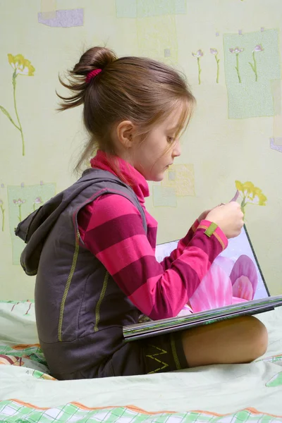 Bambino che legge un libro — Foto Stock