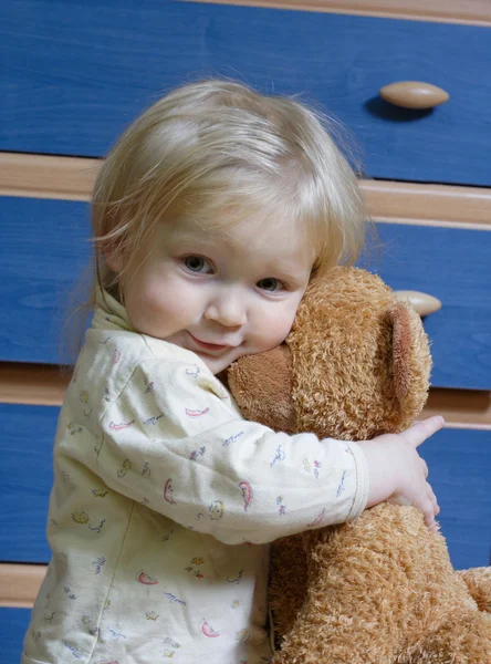 Klein meisje met speelgoed — Stockfoto