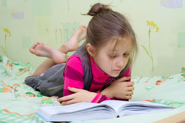Barn läser en bok — Stockfoto