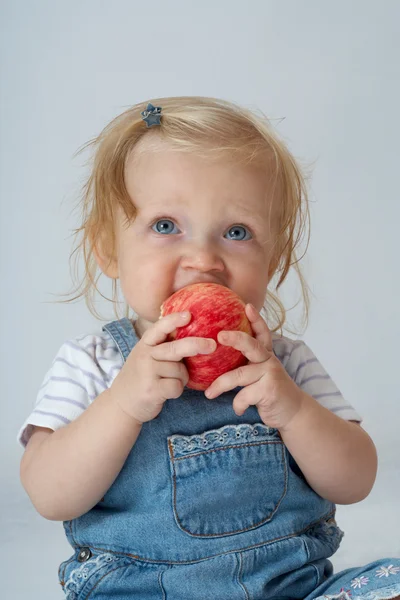 Barn med äpple — Stockfoto