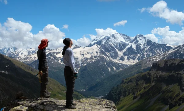 看着山上的两名登山者 — 图库照片