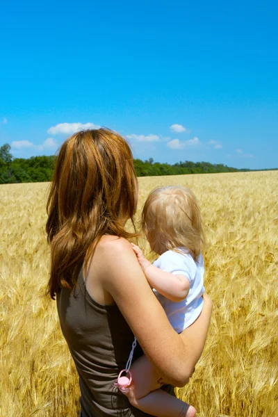 Мать с ребенком на пшеничном поле — стоковое фото