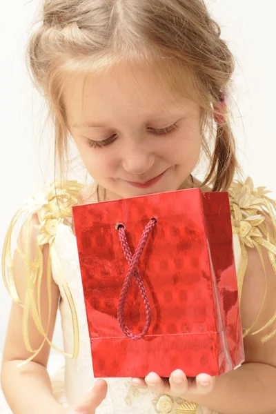Smiling girl with gift box — Stock Photo, Image