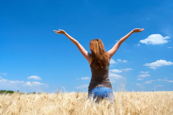 Ragazza su un campo di grano — Foto Stock