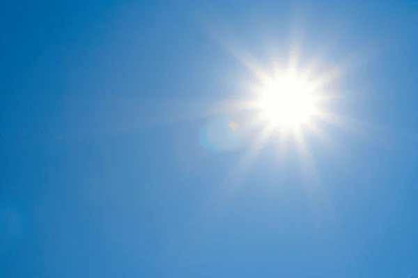 Яркое солнце и ясное небо — стоковое фото