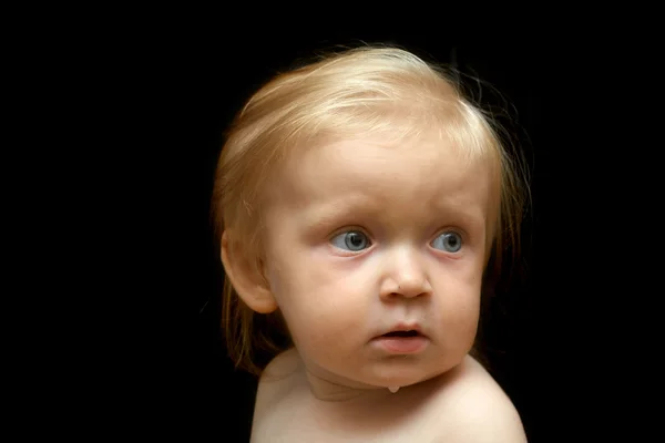 Retrato de um bebê em um fundo escuro — Fotografia de Stock