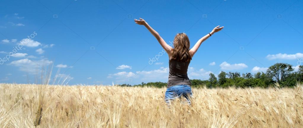 Девушка на пшеничном поле 