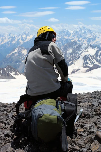 Альпинист на альпе — стоковое фото