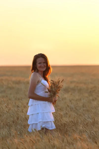 Ragazza su un campo di grano — Foto Stock