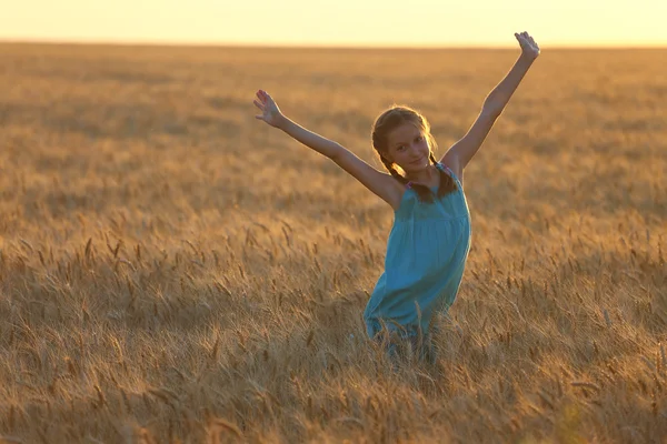 Girl on a wheat field — Stock Photo, Image