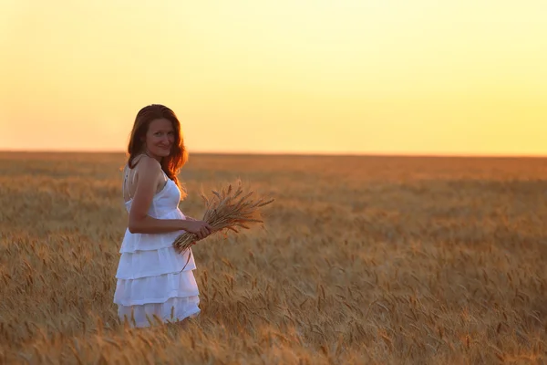 Дівчина на пшеничному полі — стокове фото