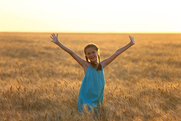 Girl on a wheat field — Stock Photo, Image