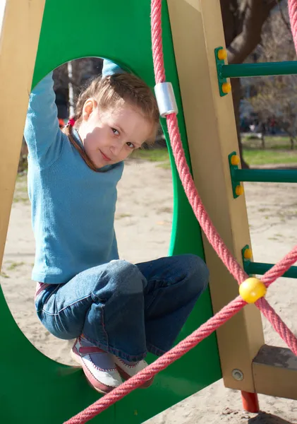 Ragazza al parco giochi — Foto Stock