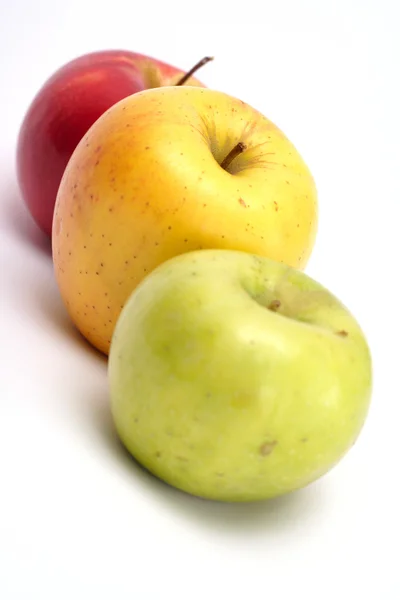 Drie veelkleurige appels in een rij — Stockfoto