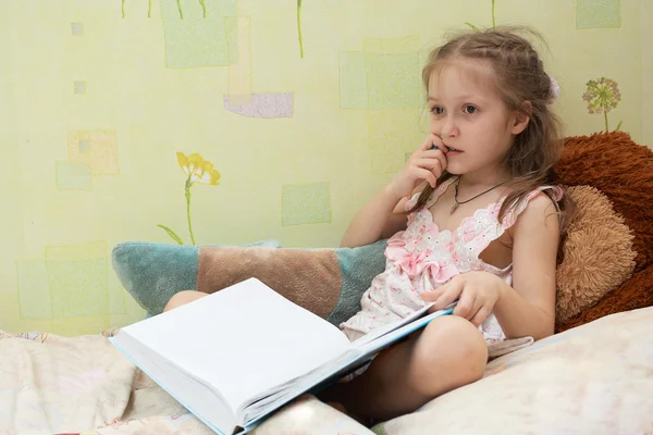 Niño leyendo un libro — Foto de Stock
