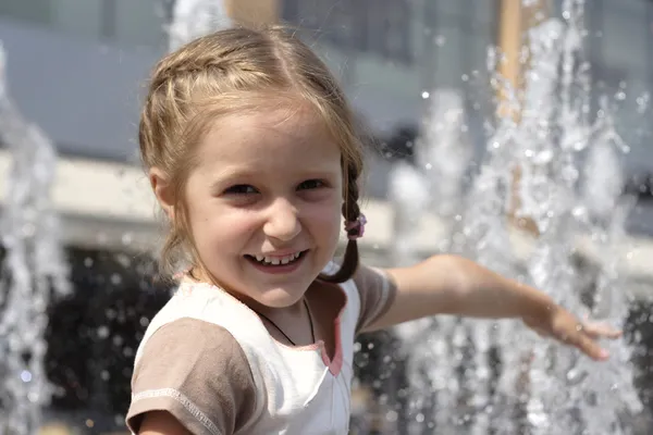 Souriant enfant fille — Photo