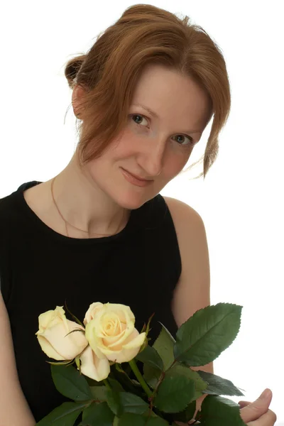 Mujer joven con rosas blancas — Foto de Stock