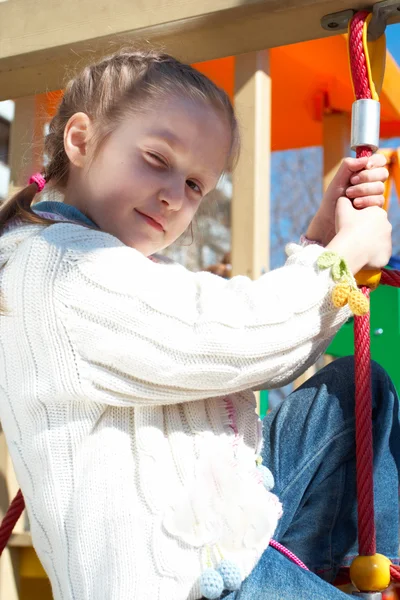 Ragazza al parco giochi — Foto Stock