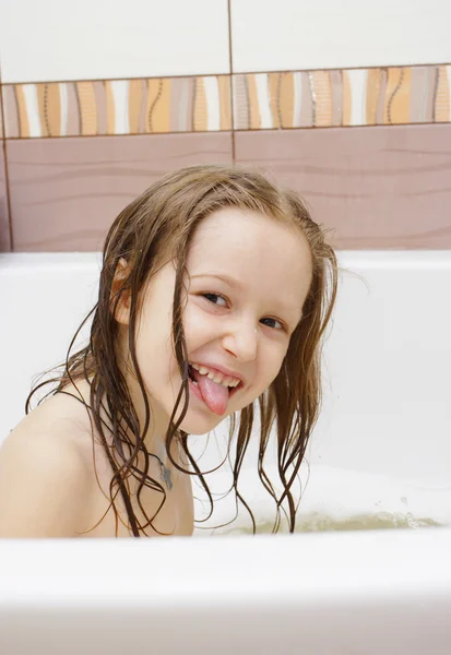 Веселая девочка, принимающая ванну — стоковое фото