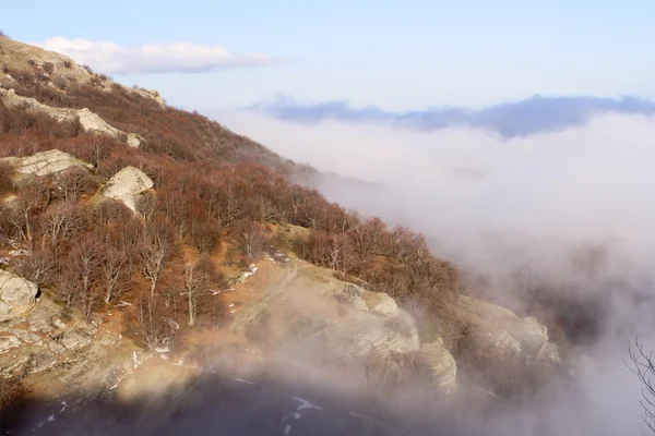 Bewolkt bergen — Stockfoto