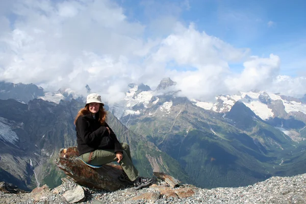 Mädchen sitzt auf einem Stein — Stockfoto