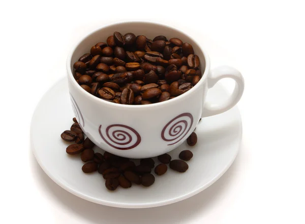 Кофейные зерна и чашки — стоковое фото