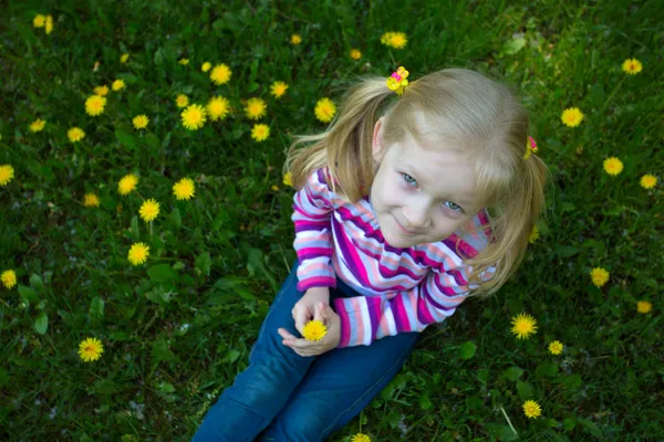 Girl outdoors — Stock Photo, Image