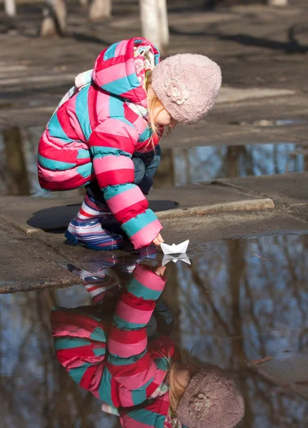 Fille avec bateau — Photo