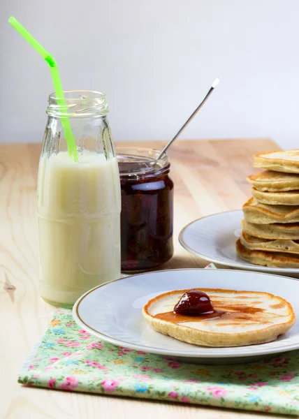 Panqueques con mermelada —  Fotos de Stock