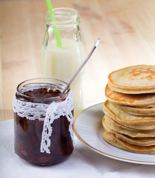 Pfannkuchen mit Marmelade — Stockfoto